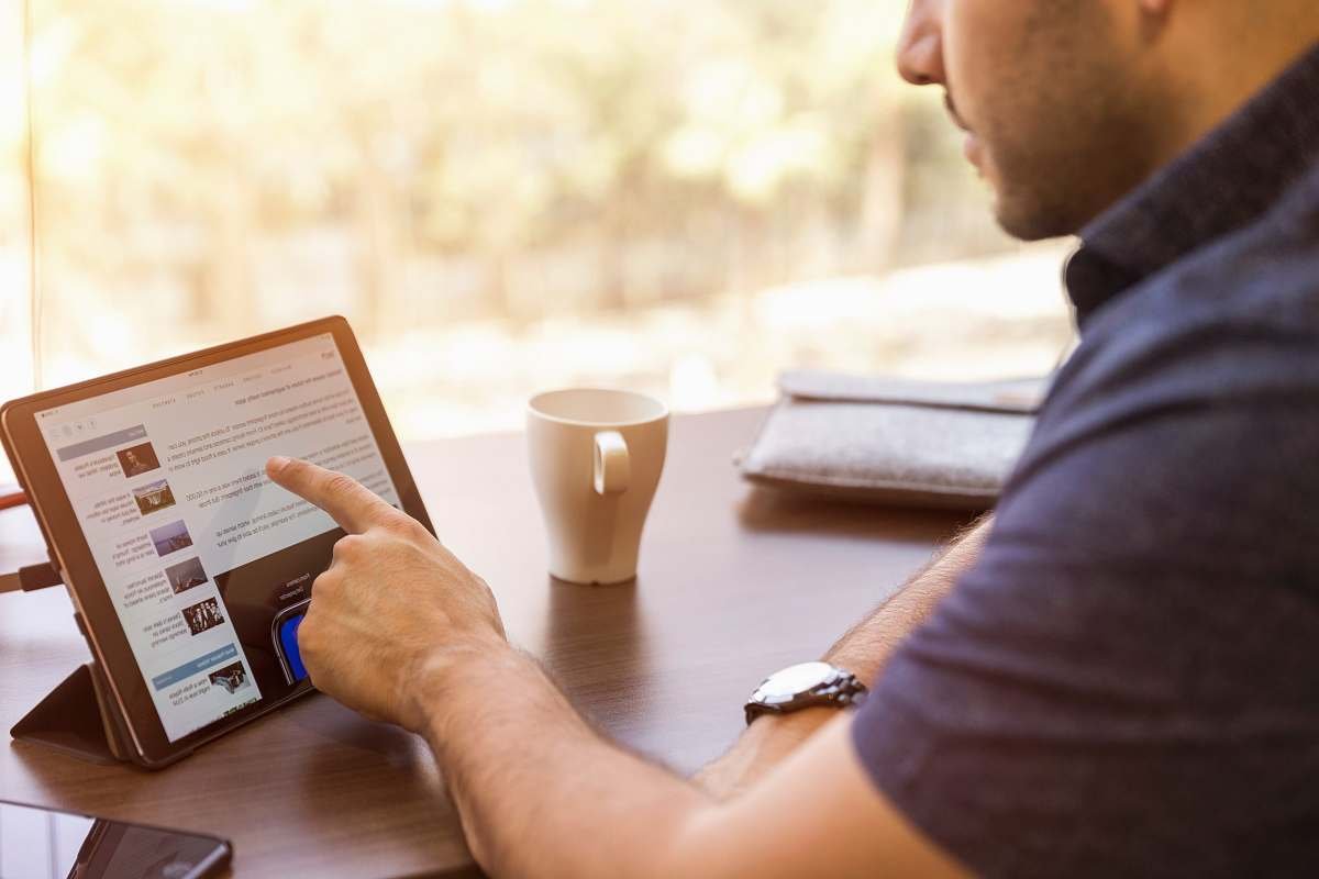 People using tablet (sumber: photostockeditor.com)