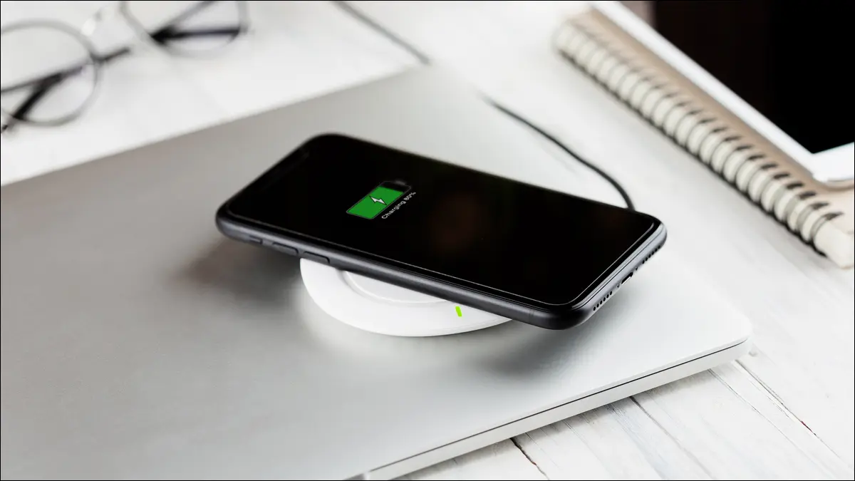 Wireless charger (sumber: howtogeek.com)