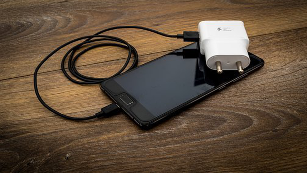 Menggunakan charger asli (sumber: smarttechtip.com)