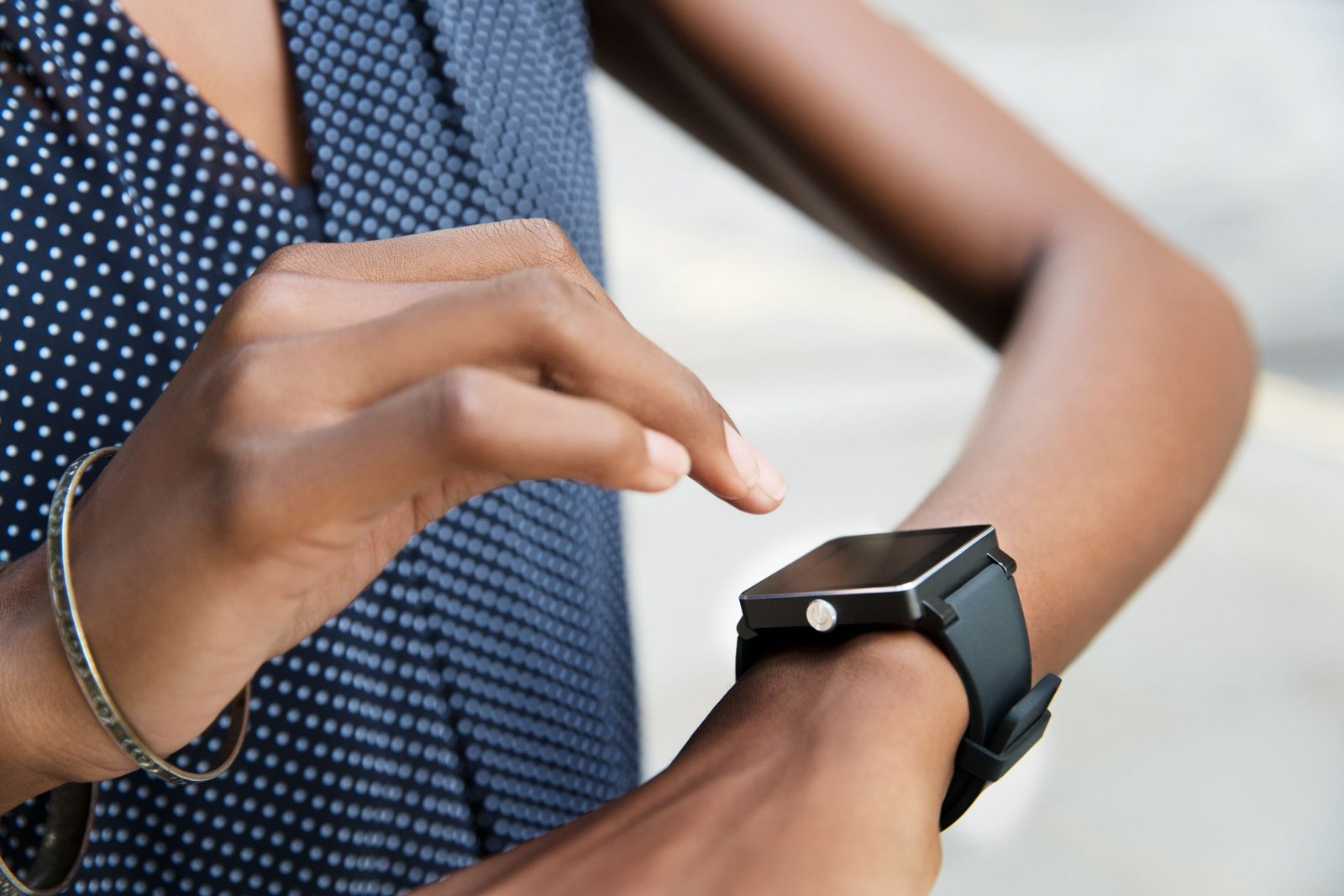 Girl using smartwatch (sumber: lifewire.com)