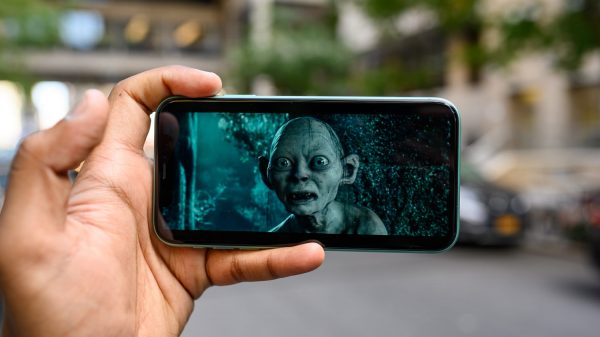 Watching movies on smartphone (sumber: digitaltrends.com)