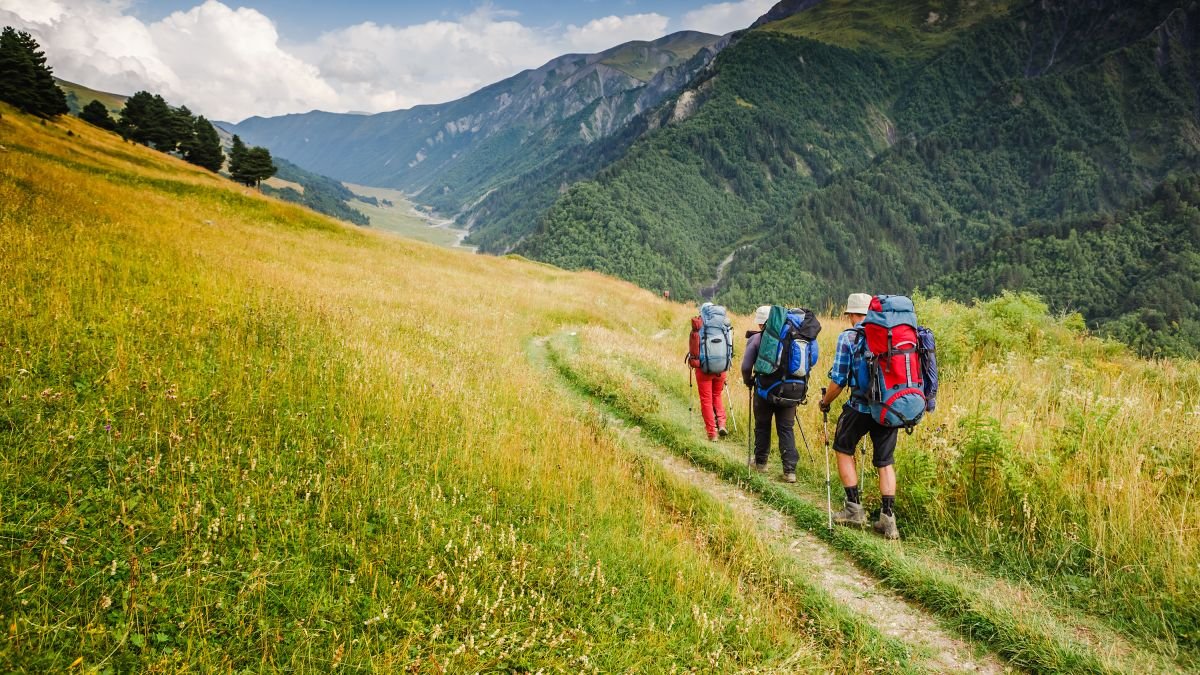 Mendaki gunung (sumber: cnn.com)