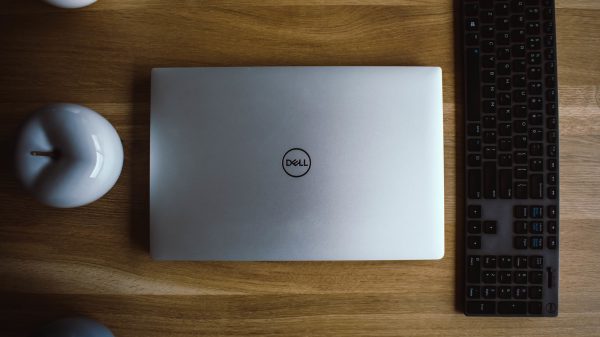 Laptop Dell (sumber: rolisz.ro)