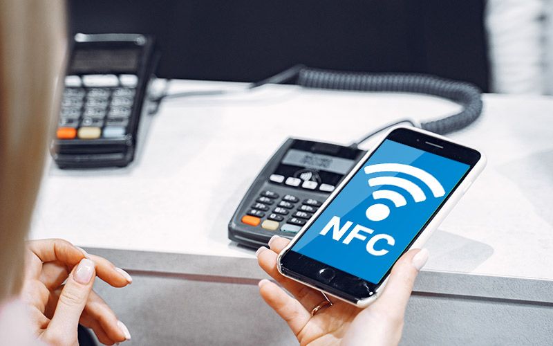 NFC on smartphone (sumber: aqi.co.id)