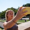 Woman selfie using smartphone (sumber: dxomark.com)