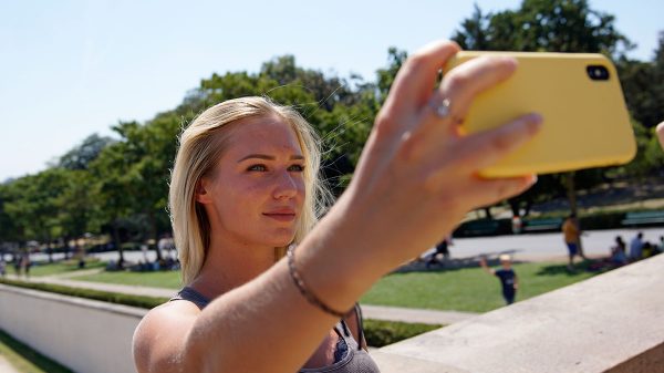 Woman selfie using smartphone (sumber: dxomark.com)