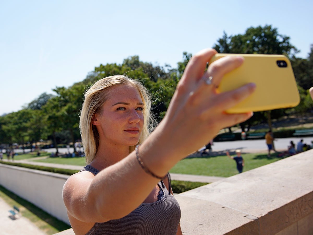 Woman selfie using smartphone (sumber: dxomark.com)