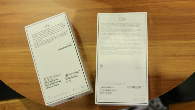 Box iPhone X asli (kanan) dan palsu (kiri) (sumber: tipsmake.com)
