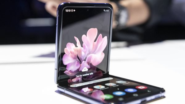 Terlihat Flexible, Begini Cara Kerja Layar Lipat Smartphone (sumber: cnbcfm.com)