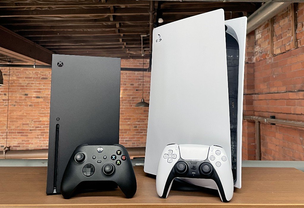 PlayStation 5 vs XBOX Series X (sumber: newsweek.com)