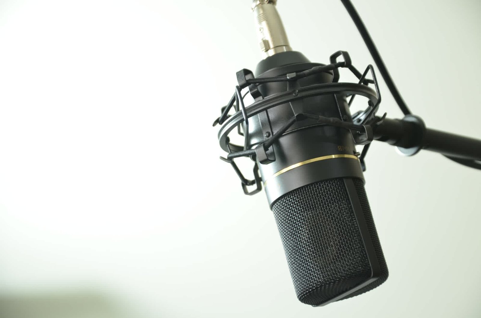 4 Mic Condenser Dengan Harga Terjangkau Untuk Rekaman (sumber: clipchamp.com)