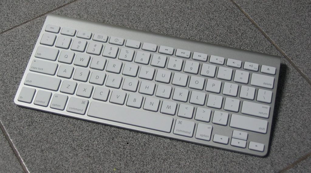 Apple Magic Keyboard (sumber: wikimedia.org)