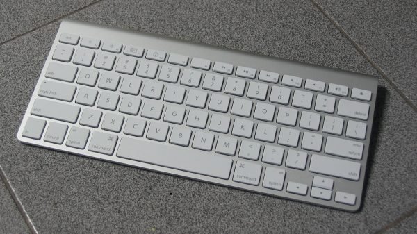 Apple Magic Keyboard (sumber: wikimedia.org)