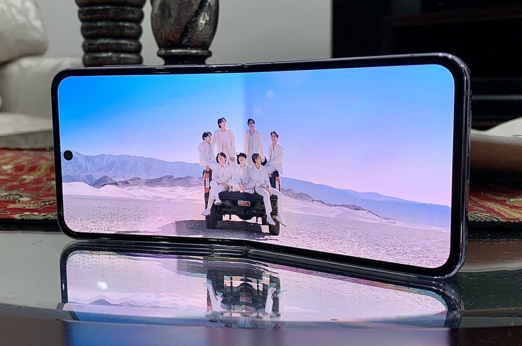 Ratio layar dan form factor Galaxy Z Flip4 5G buat pengalaman streaming konten hingga nonton K-Drama lebih puas dan praktis
