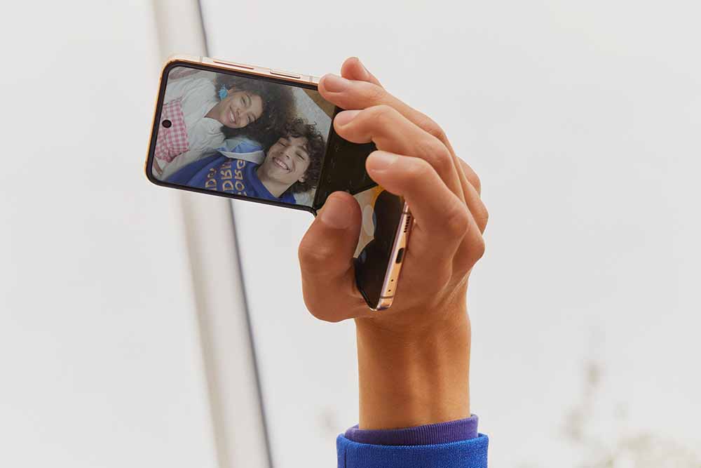Selfie foto atau video dengan posisi Flexcam seperti handycam 