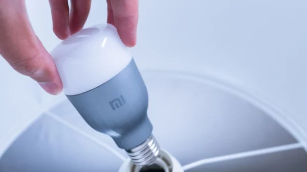 Xiaomi Mi LED Smart Bulb Essential_1a