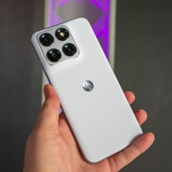 Motorola Edge 70 Fusion warna putih