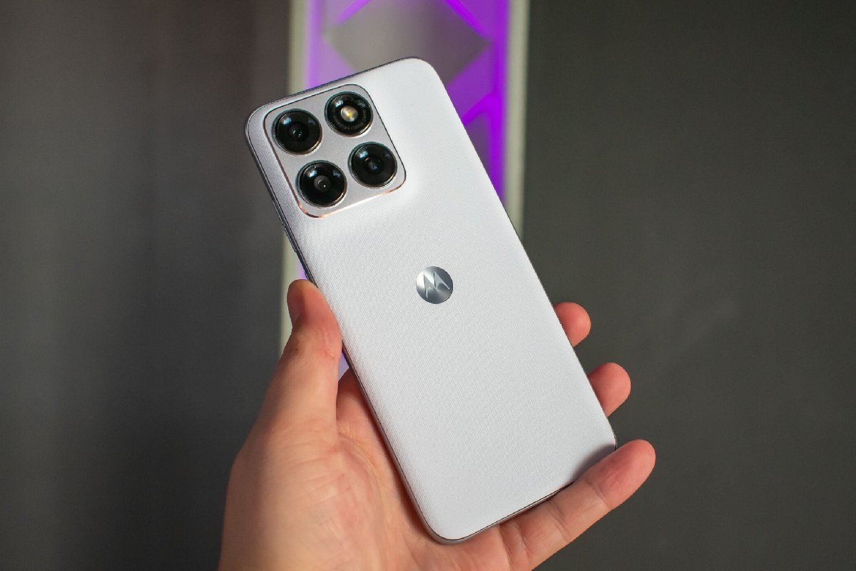 Motorola Edge 70 Fusion warna putih