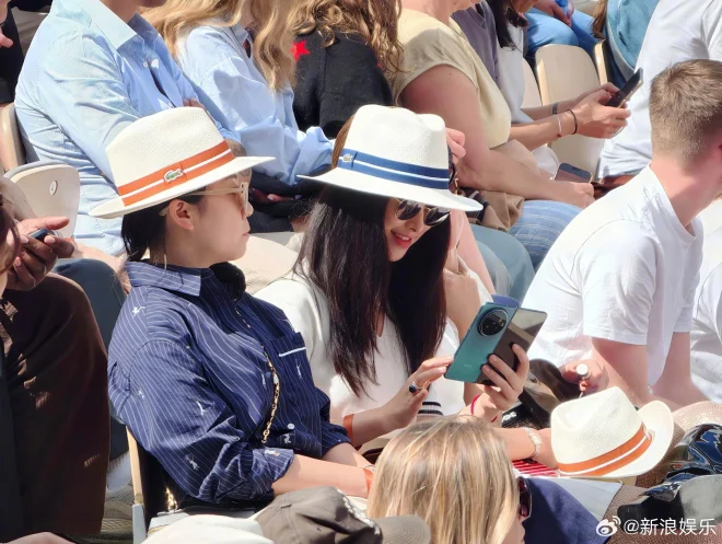 Aktris Zhu Zhu memakai Vivo X Fold 6 di French Open