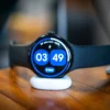 Pixel watch 4 saat sedang mengisi daya