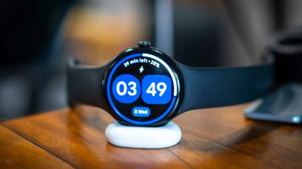Pixel watch 4 saat sedang mengisi daya