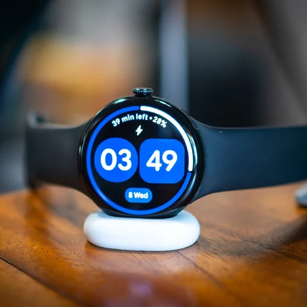 Pixel watch 4 saat sedang mengisi daya