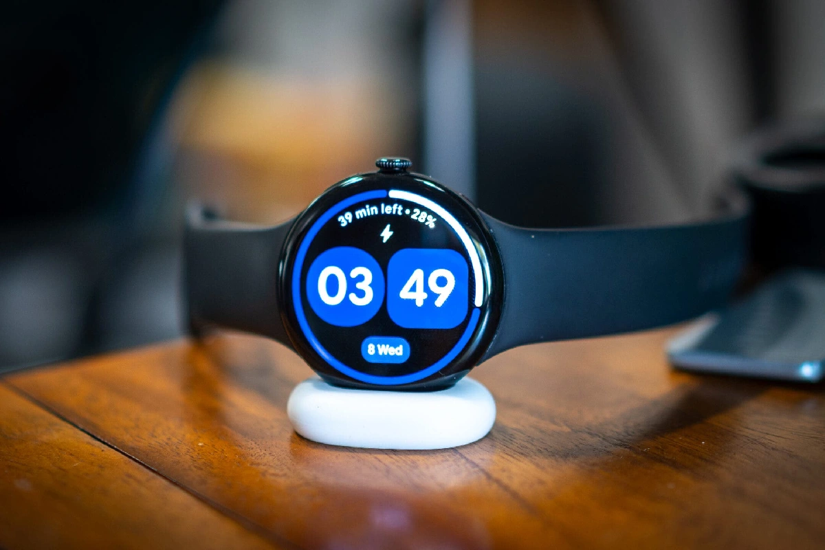 Pixel watch 4 saat sedang mengisi daya