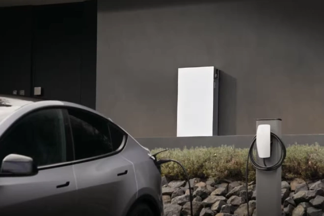 Tesla mengisi daya dari Powerwall